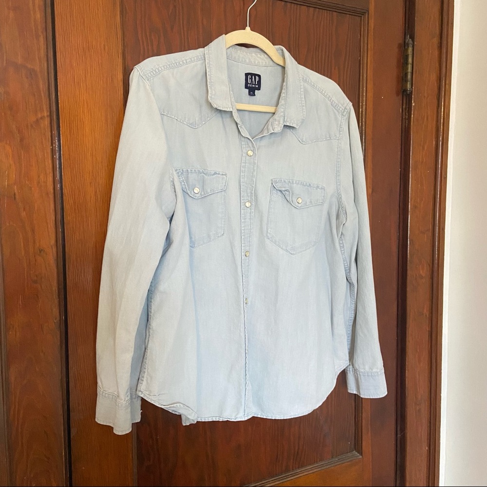 Gap: Light chambray pearl snap shirt, Size: XXL